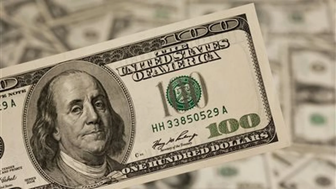 تغيرات سعر الدولار في البنوك المصرية بعد تجاوز حاجز 52 جنيهاً